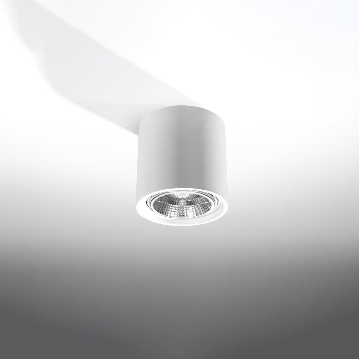 Plafonnier Kalu blanc fixé au plafond vu de trois quarts