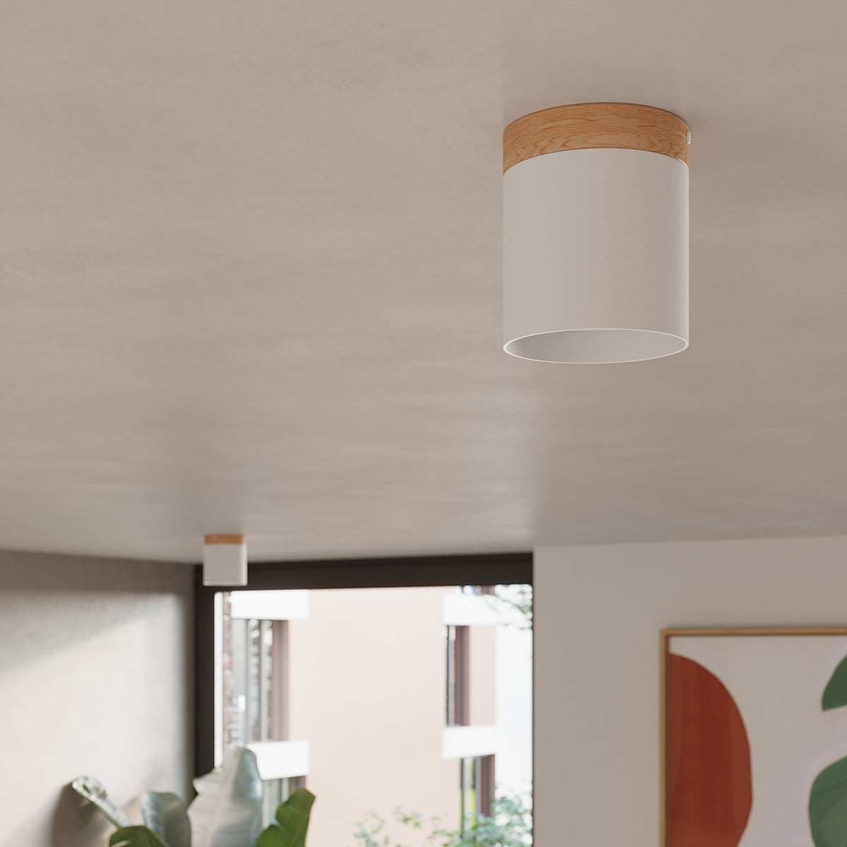 Gros plan du plafonnier Rif en métal blanc fixé au plafond d'un salon avec sa bague en bois veiné