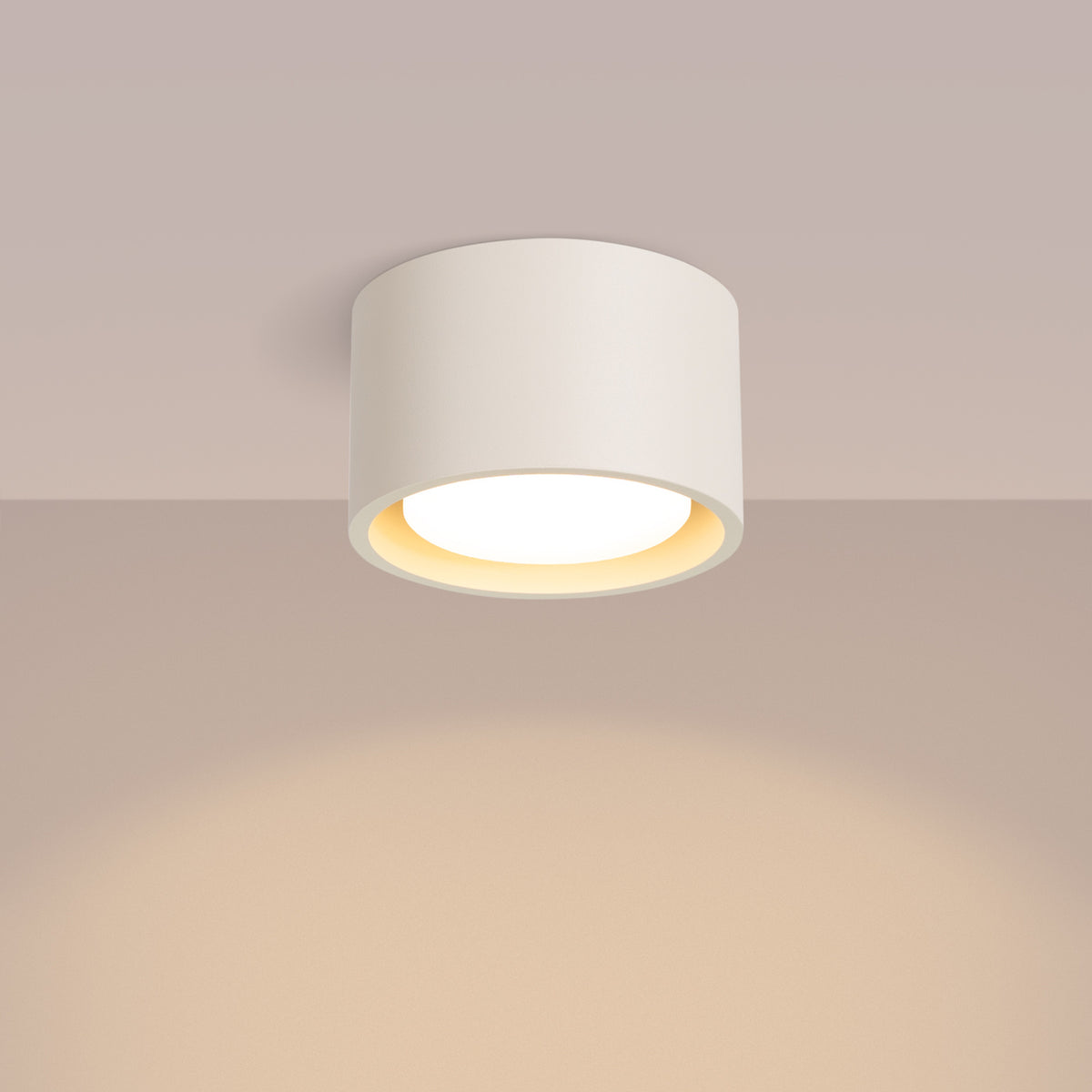 Plafonnier Modo 1 laque beige allumé au plafond avec son cône de lumière dirigé vers le bas