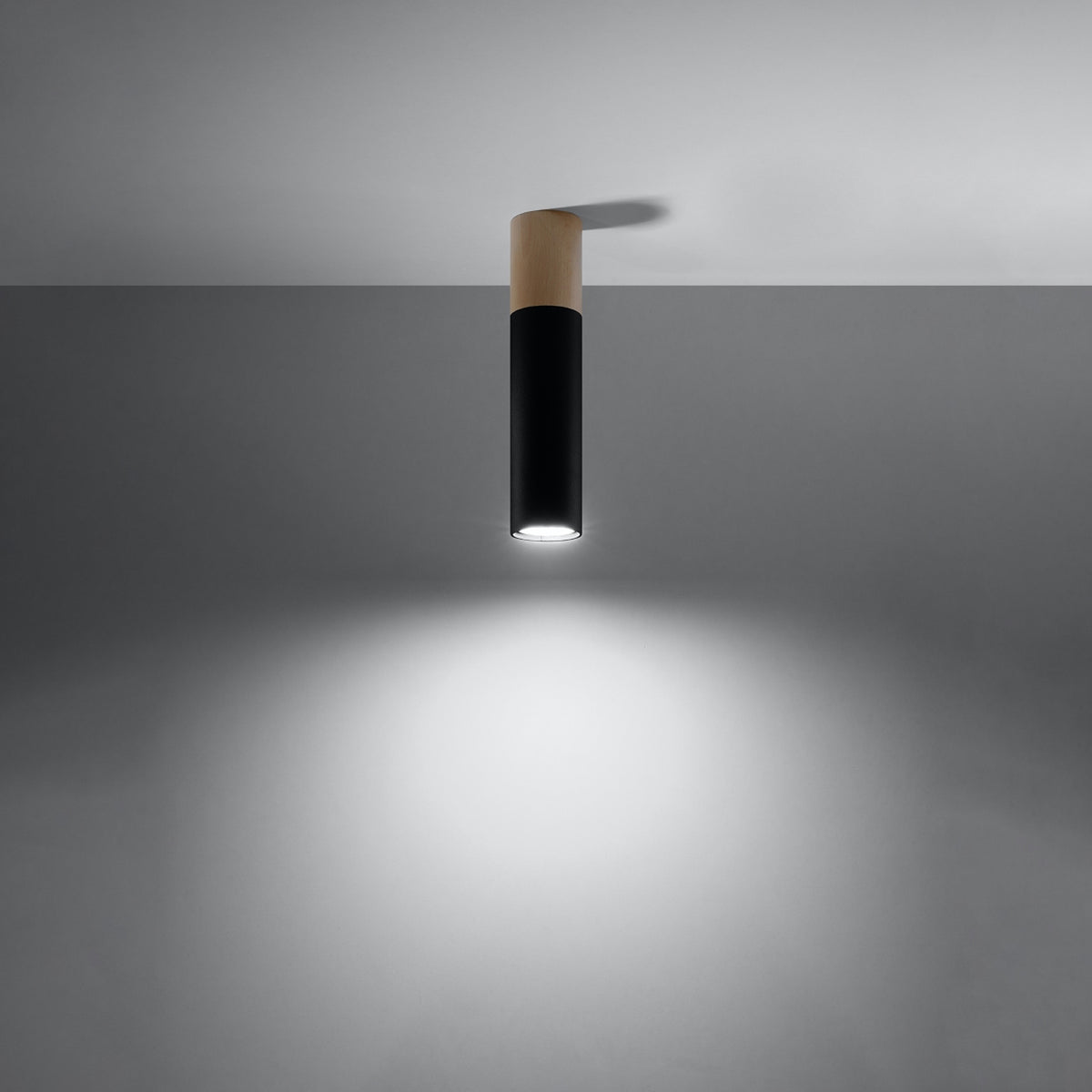Plafonnier Pablo métal noir et bois allumé cercle de lumière dirigé vers le bas