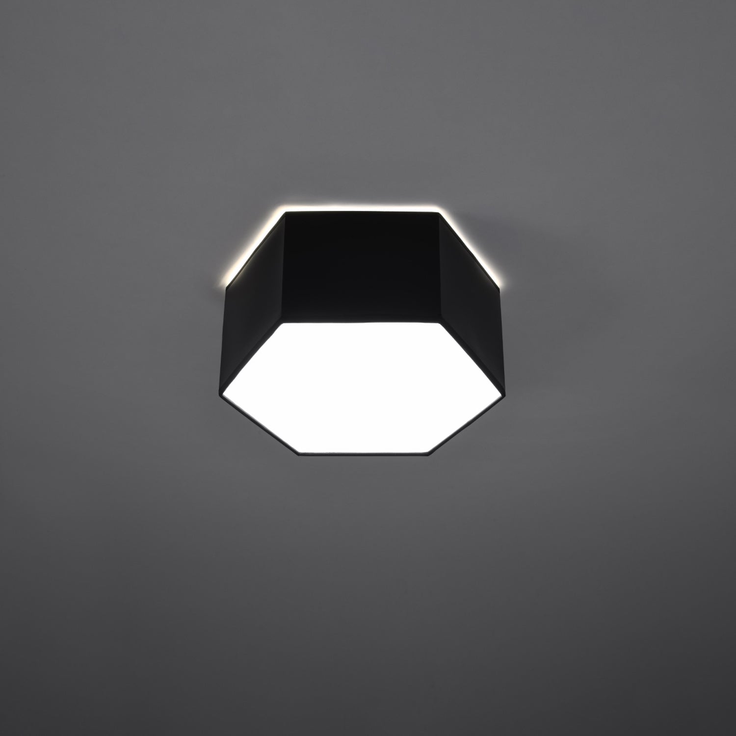 Plafonnier Sunde 13 noir allumé, lumière diffuse vers le bas et halo au plafond