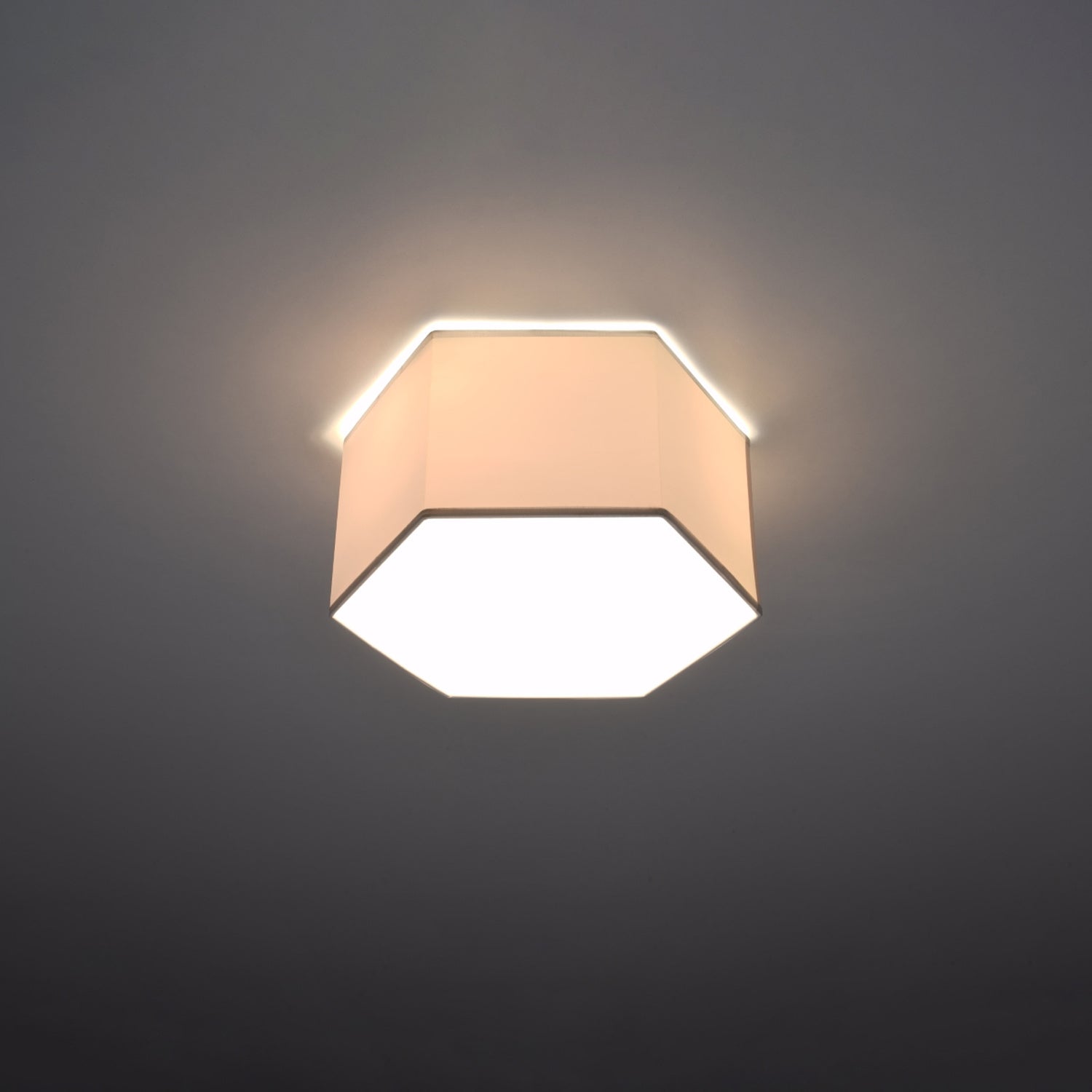 Plafonnier Sunde 15 blanc allumé, lumière diffuse vers le bas et halo au plafond