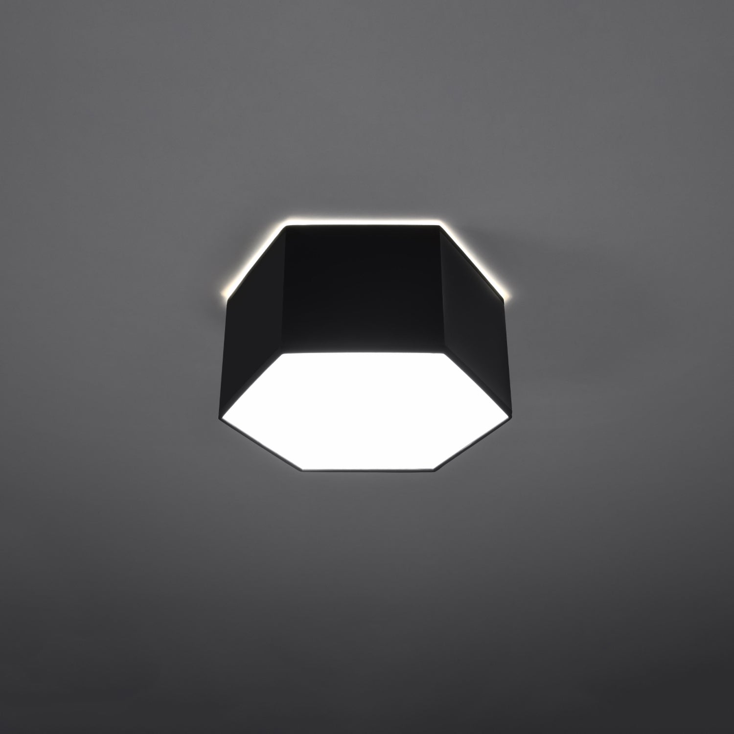 Plafonnier Sunde 15 noir allumé, lumière diffuse vers le bas et halo au plafond