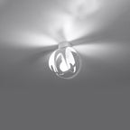 Plafonnier Tulos blanc allumé, lumière filtrée par les rubans ajourés