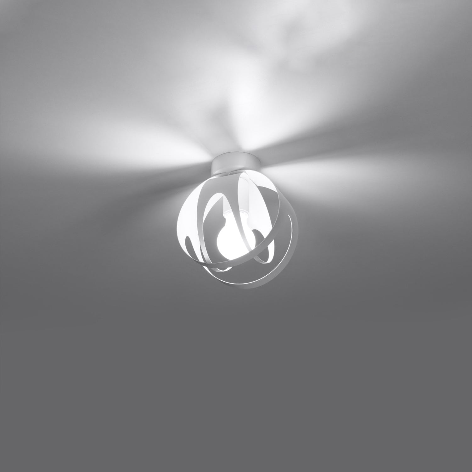 Plafonnier Tulos blanc allumé, lumière filtrée par les rubans ajourés