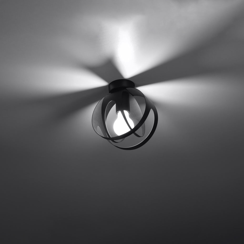 Plafonnier Tulos noir allumé, lumière filtrée par les rubans ajourés