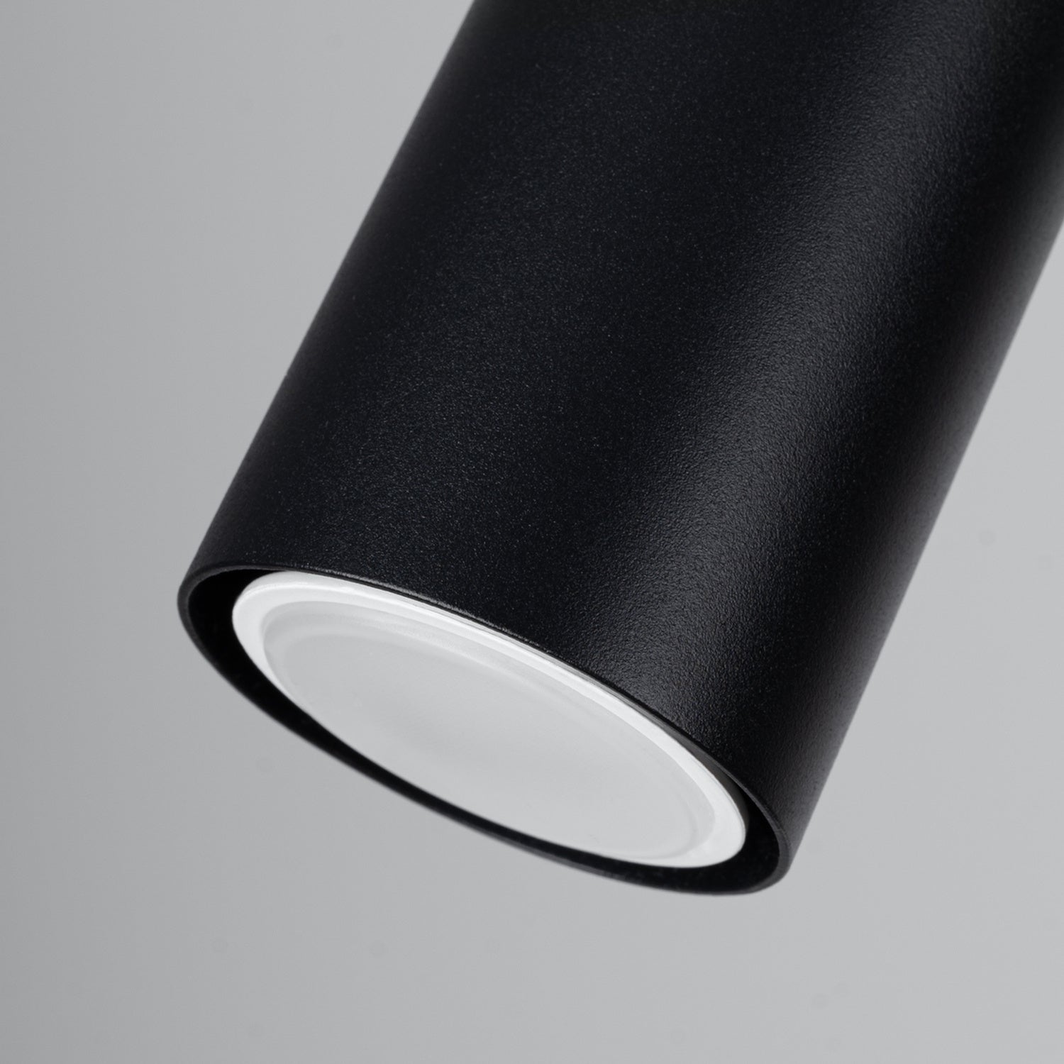 Plafonnier Verdo 2 bois et acier noir GU10, détail d'un spot orientable et de l'embase en bois