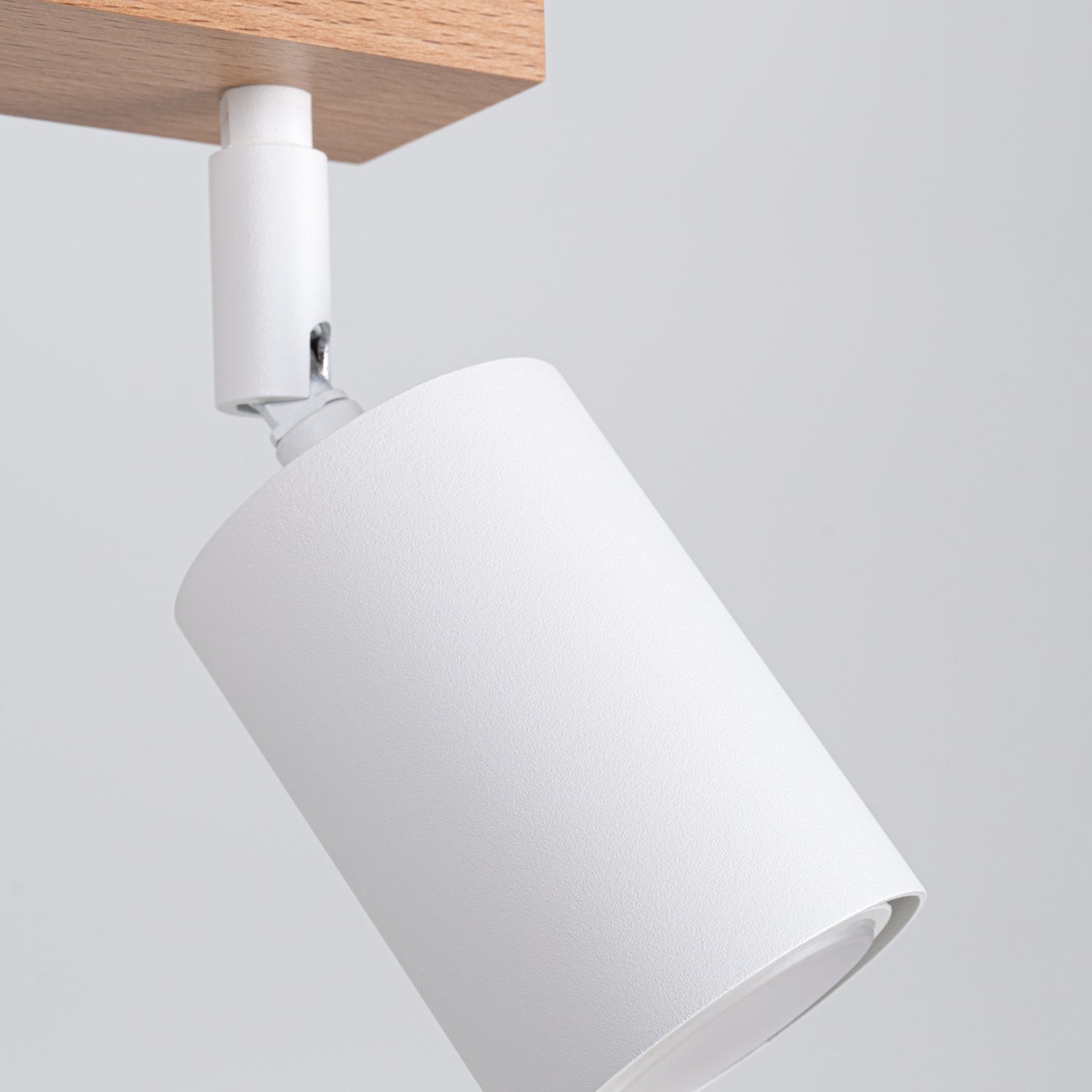 Plafonnier Verdo 3 en ligne bois et acier blanc GU10, détail d'un spot orientable et de l'embase en bois