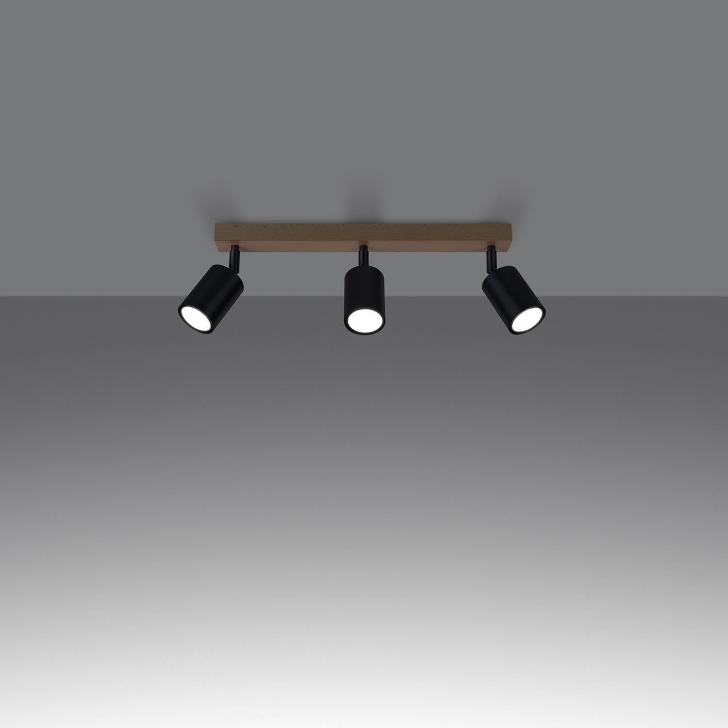 Plafonnier Verdo 3 en ligne bois et acier noir GU10 allumé, faisceau orientable