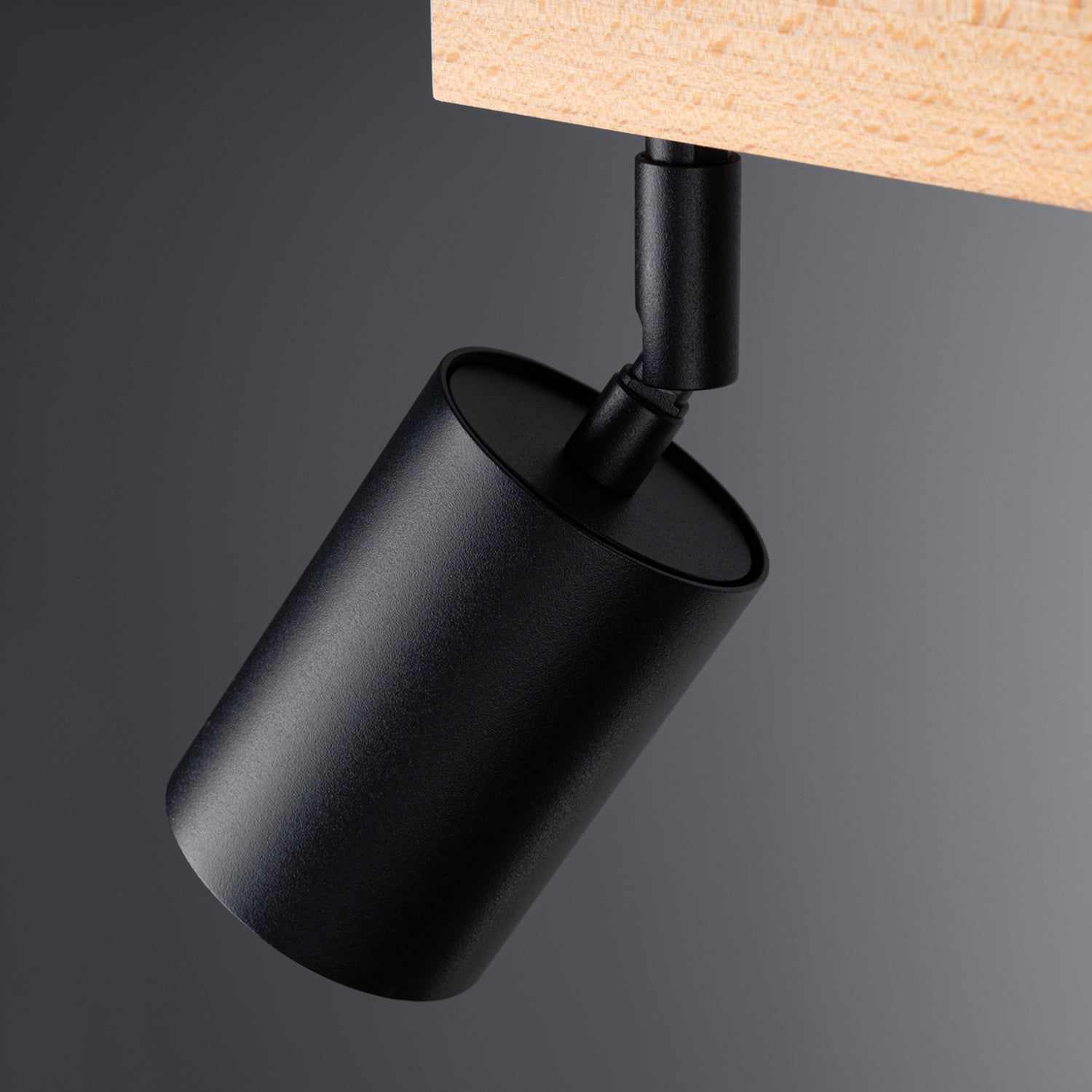 Plafonnier Verdo 3 en ligne bois et acier noir GU10, détail d'un spot orientable et de l'embase en bois