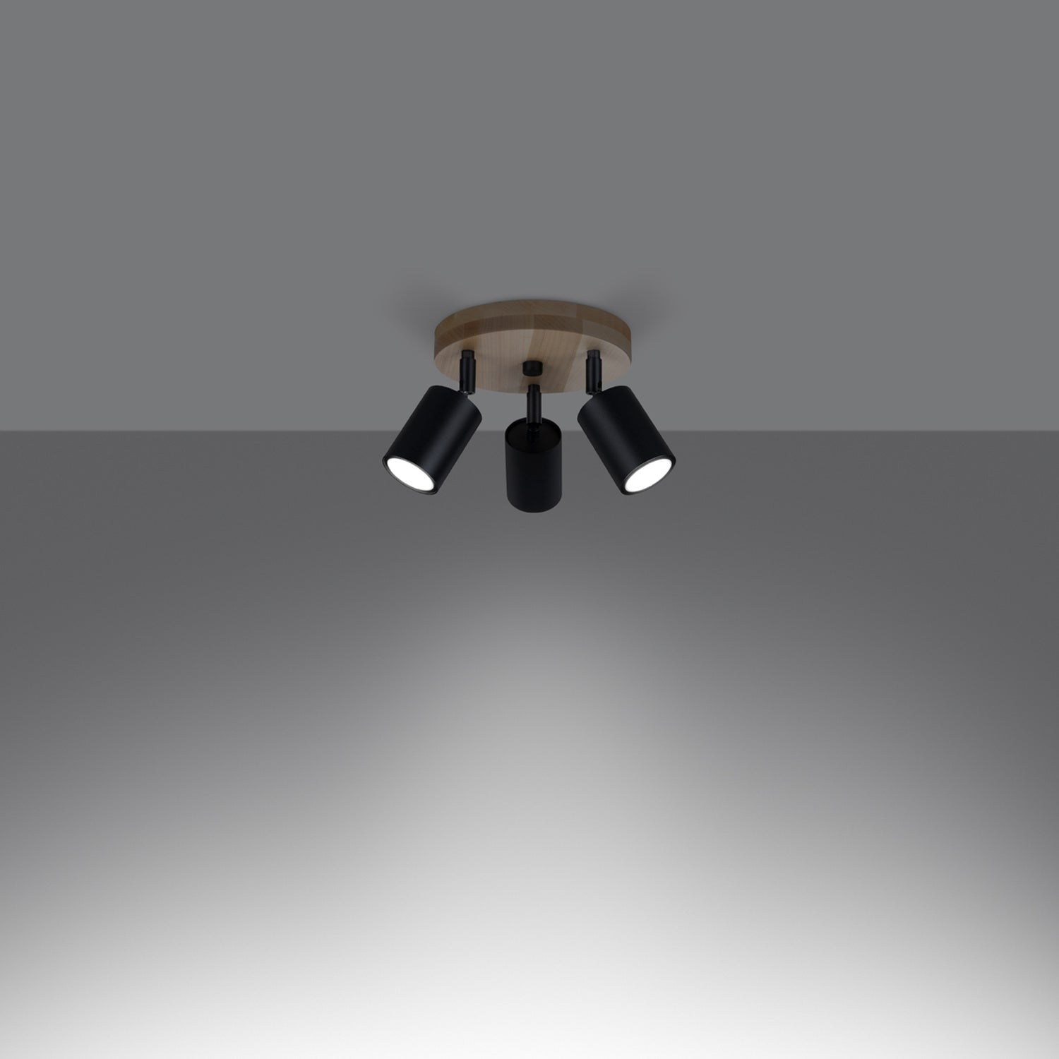 Plafonnier Verdo 3 en rond bois et acier noir GU10 allumé, faisceau orientable