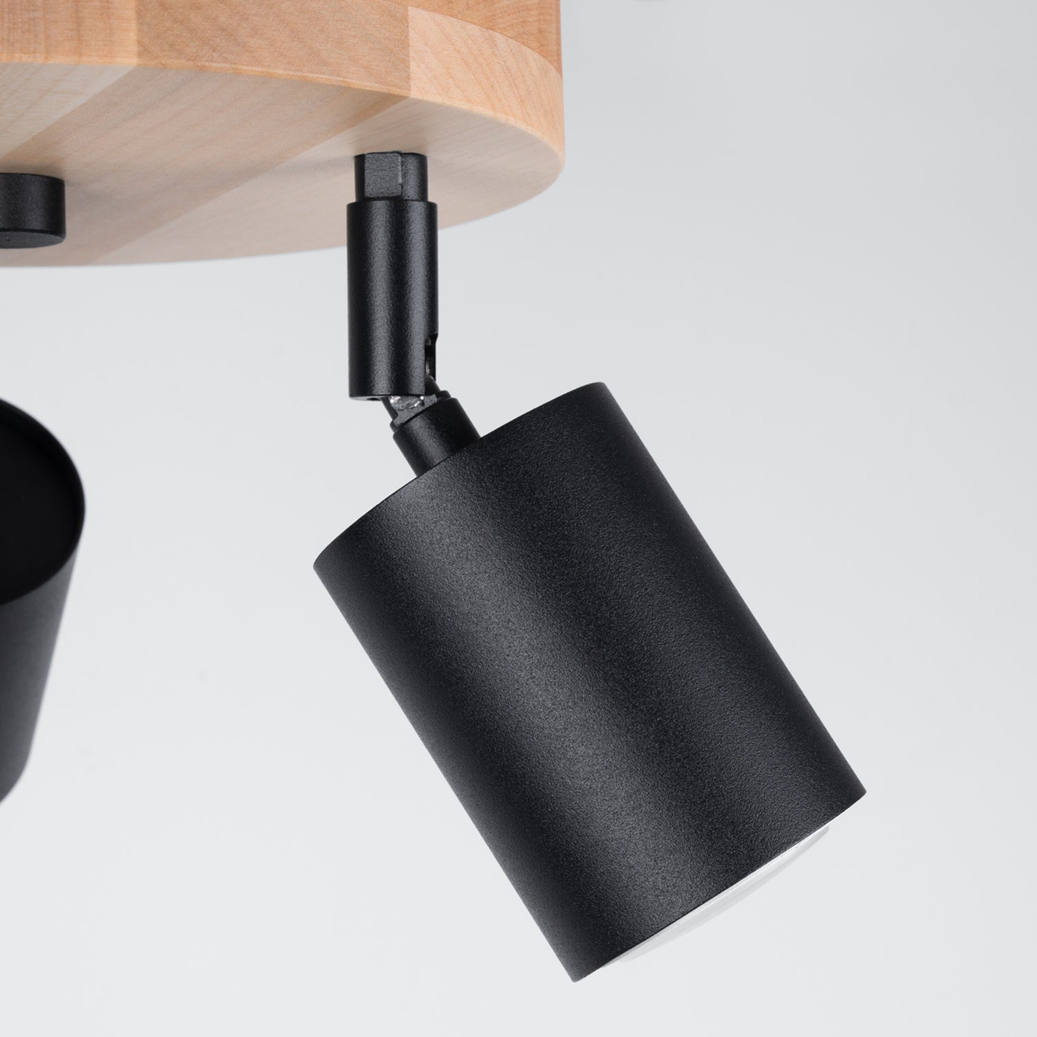Plafonnier Verdo 3 en rond bois et acier noir GU10, détail d'un spot orientable et de l'embase en bois