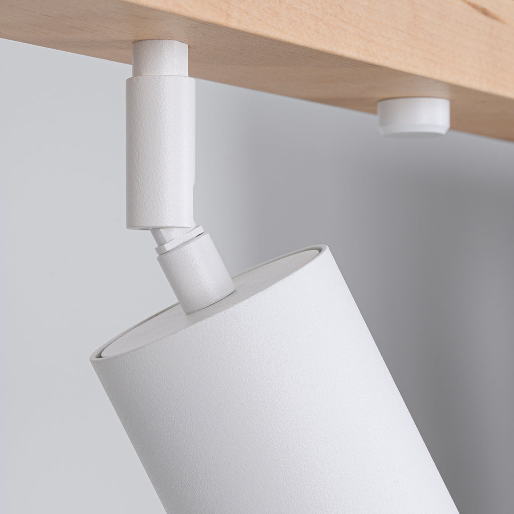 Plafonnier Verdo 4 bois et acier blanc GU10, détail d'un spot orientable et de l'embase en bois