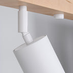 Plafonnier Verdo 4 bois et acier blanc GU10, détail d'un spot orientable et de l'embase en bois