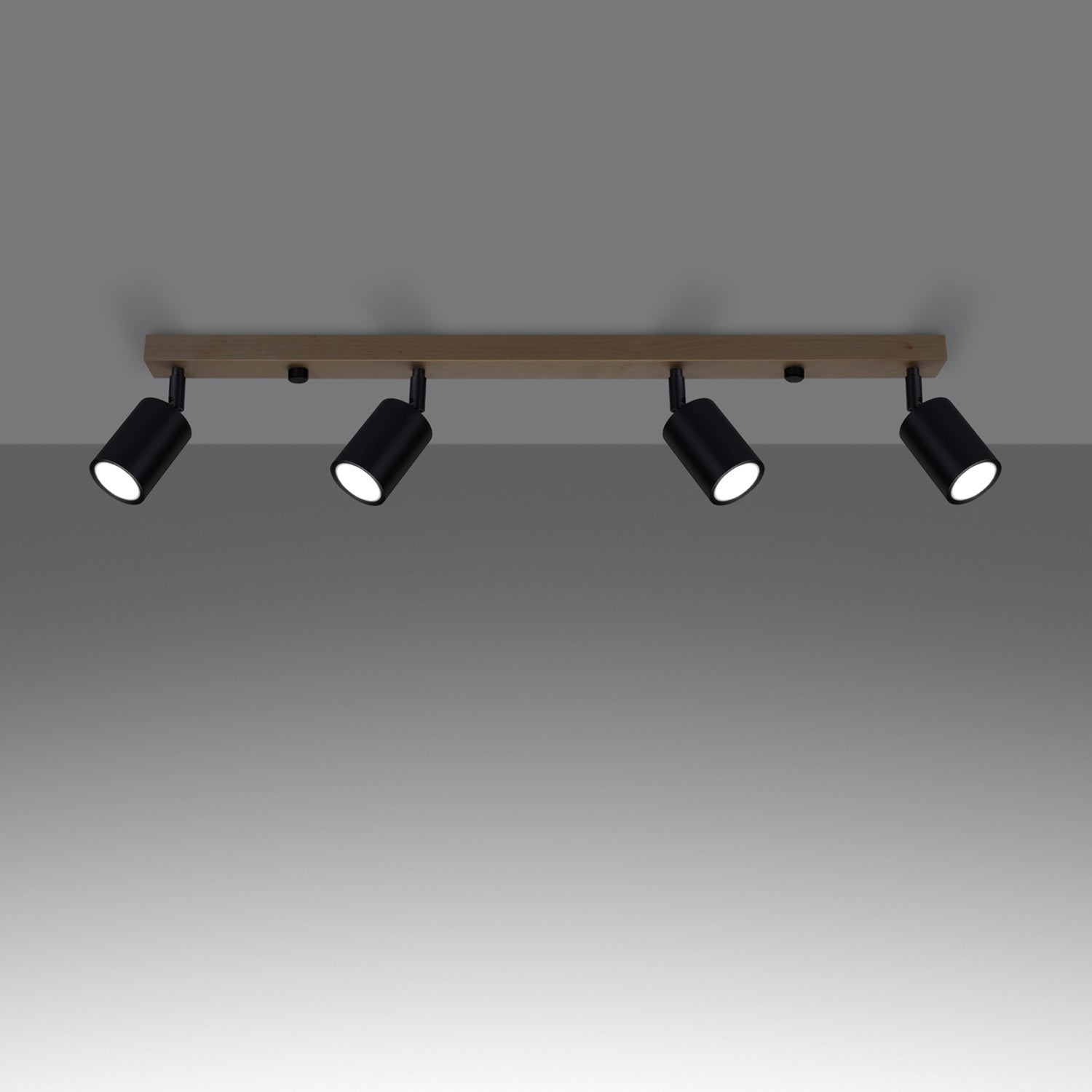 Plafonnier Verdo 4 bois et acier noir GU10 allumé, faisceau orientable