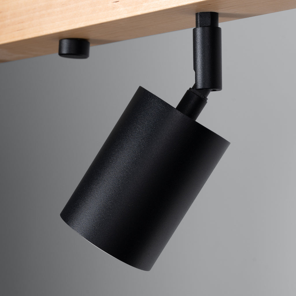 Plafonnier Verdo 4 bois et acier noir GU10, détail d'un spot orientable et de l'embase en bois