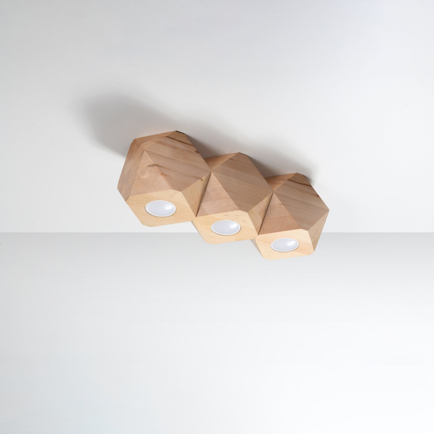 Plafonnier Woody 3 bois naturel, détail des facettes du bois