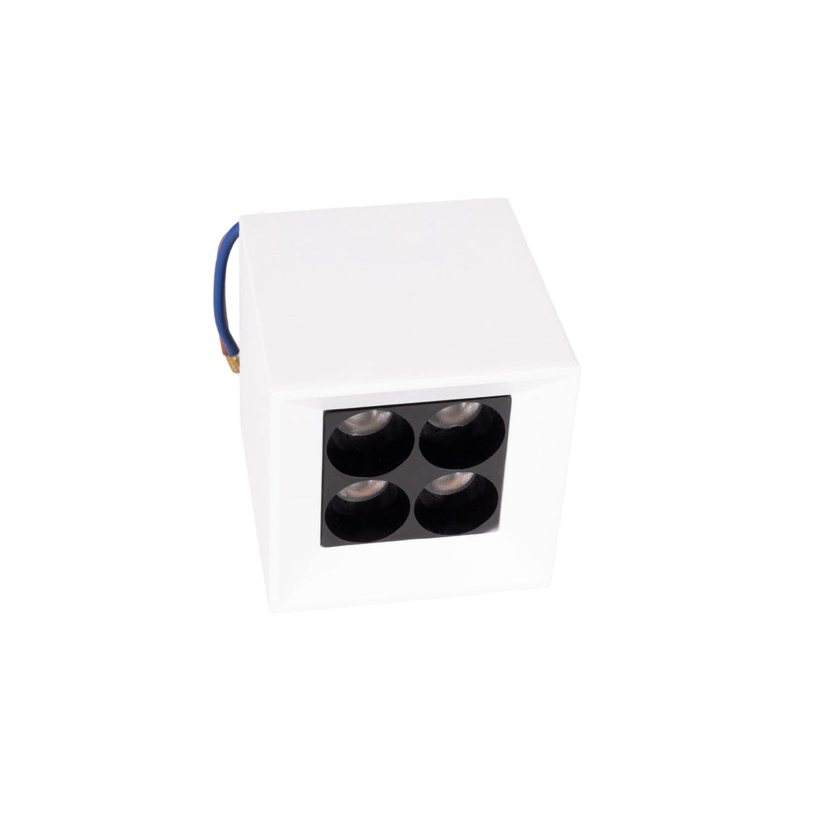 Plafonnier X-Line cube blanc vu de trois quarts avec ses fils de raccordement sortant par le dessus
