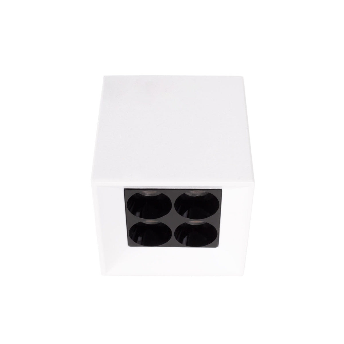 Plafonnier X-Line cube blanc vu de trois quarts avec ses quatre réflecteurs noirs en façade