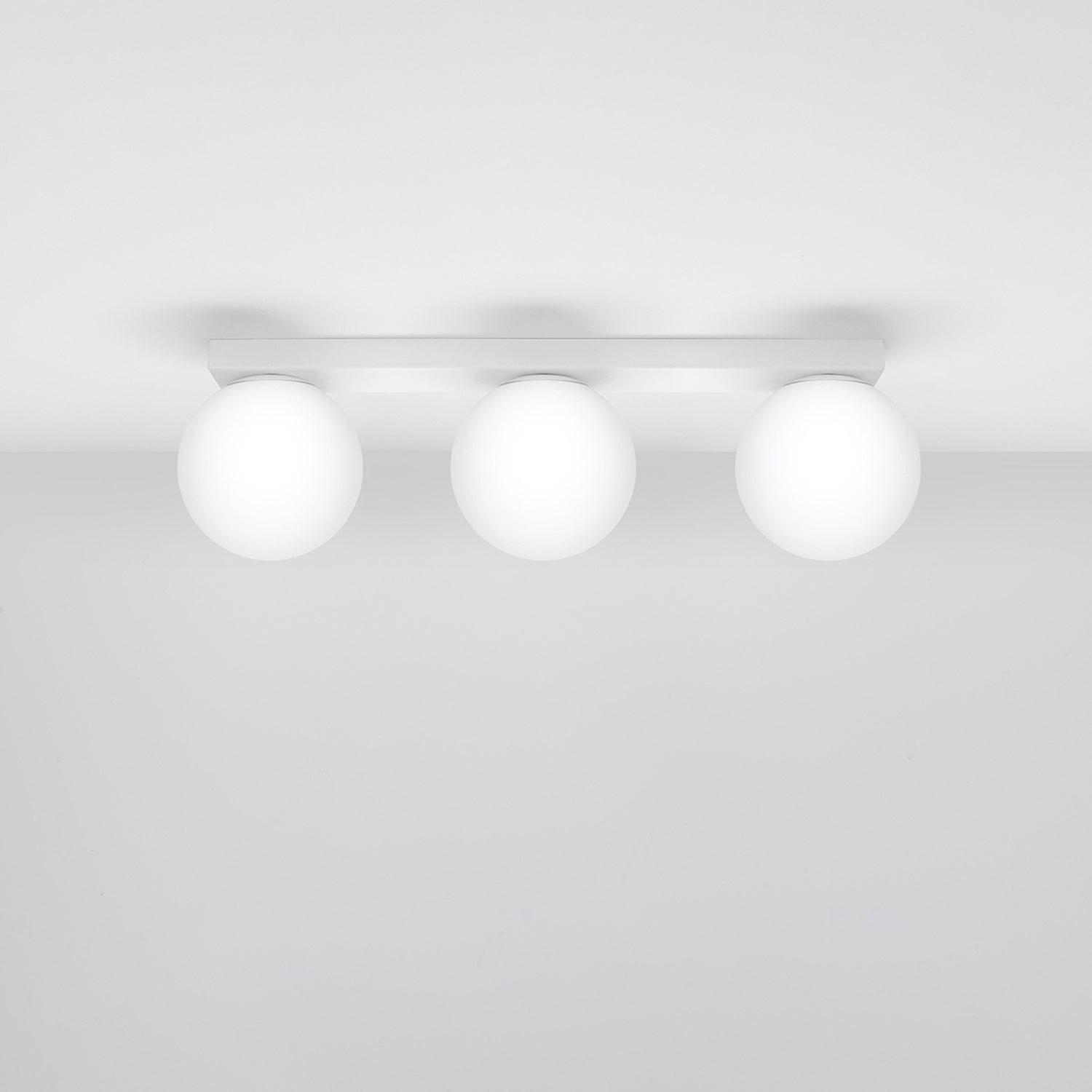 Plafonnier Yoli 3 boules opale acier blanc G9 de profil