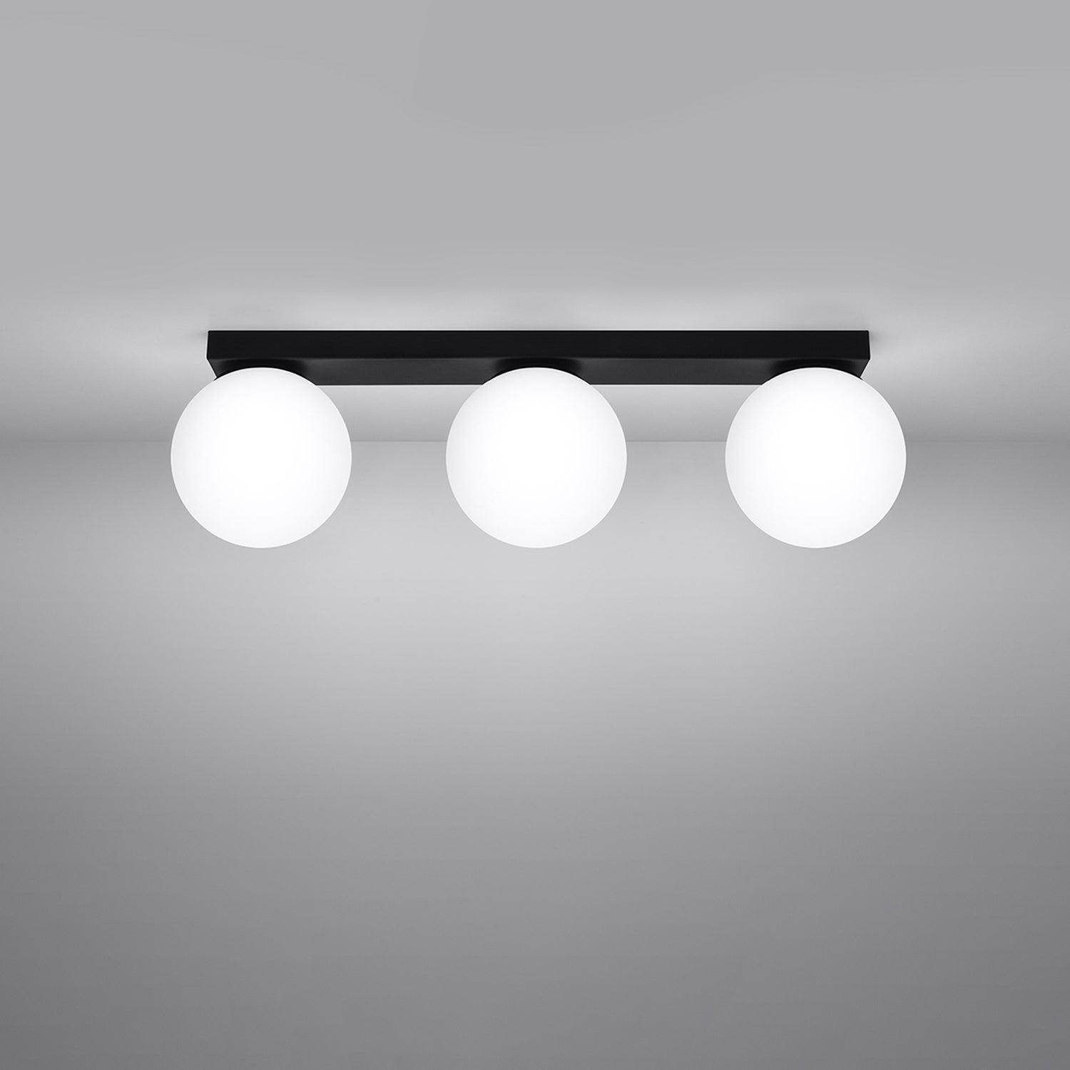 Plafonnier Yoli 3 boules opale acier noir G9 allumé, halo opale diffus