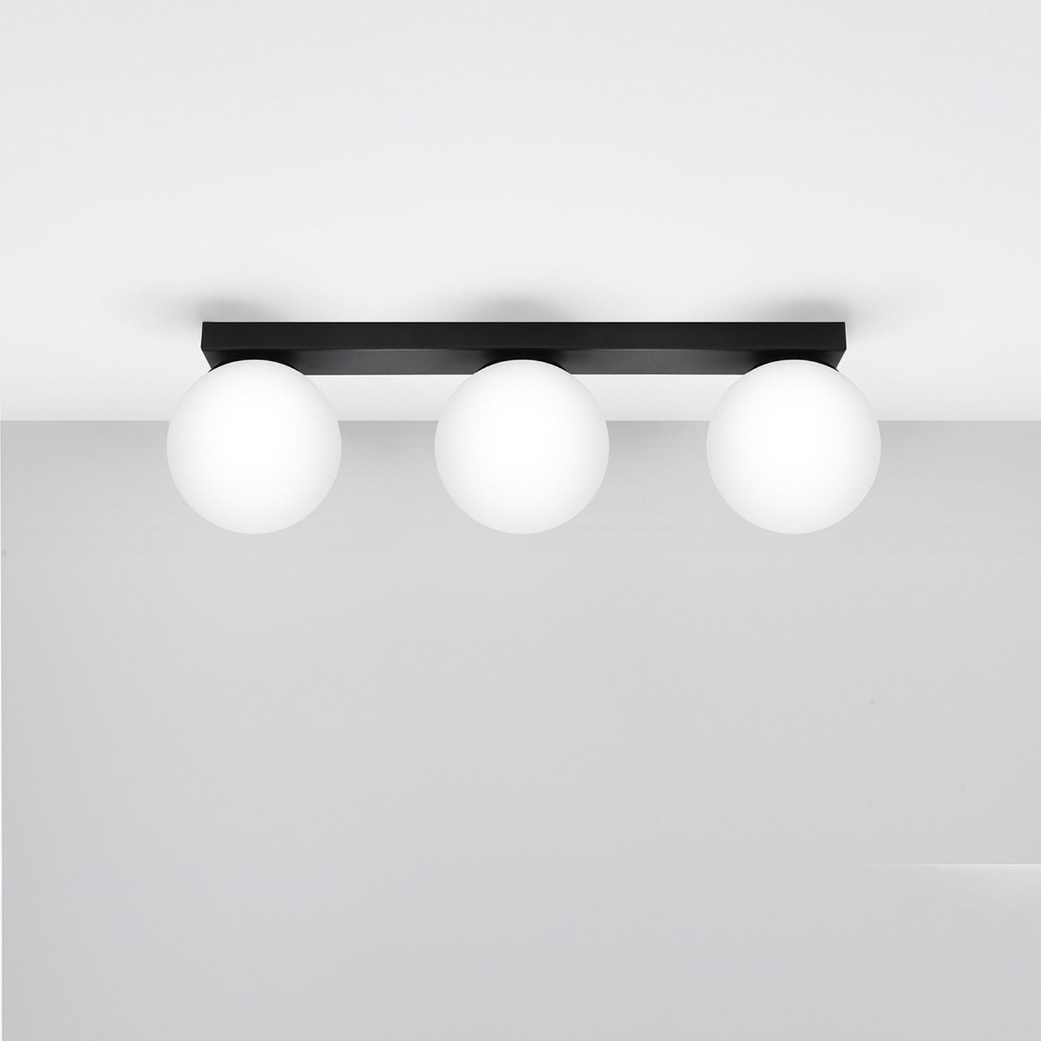 Plafonnier Yoli 3 boules opale acier noir G9 de profil