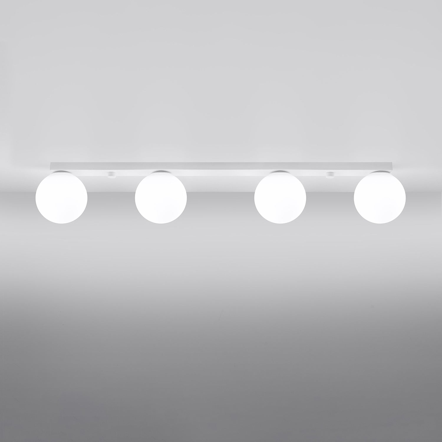 Plafonnier Yoli 4 boules opale acier blanc G9 allumé, halo opale diffus