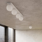 Plafonnier Yoli 4 boules opale acier blanc G9 en situation dans un intérieur