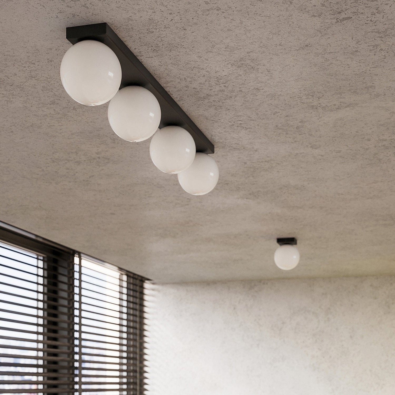 Plafonnier Yoli 6 boules opale acier noir G9 en situation dans un intérieur