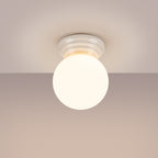 Plafonnier Zori en céramique émaillée blanche allumé au plafond avec un halo chaud