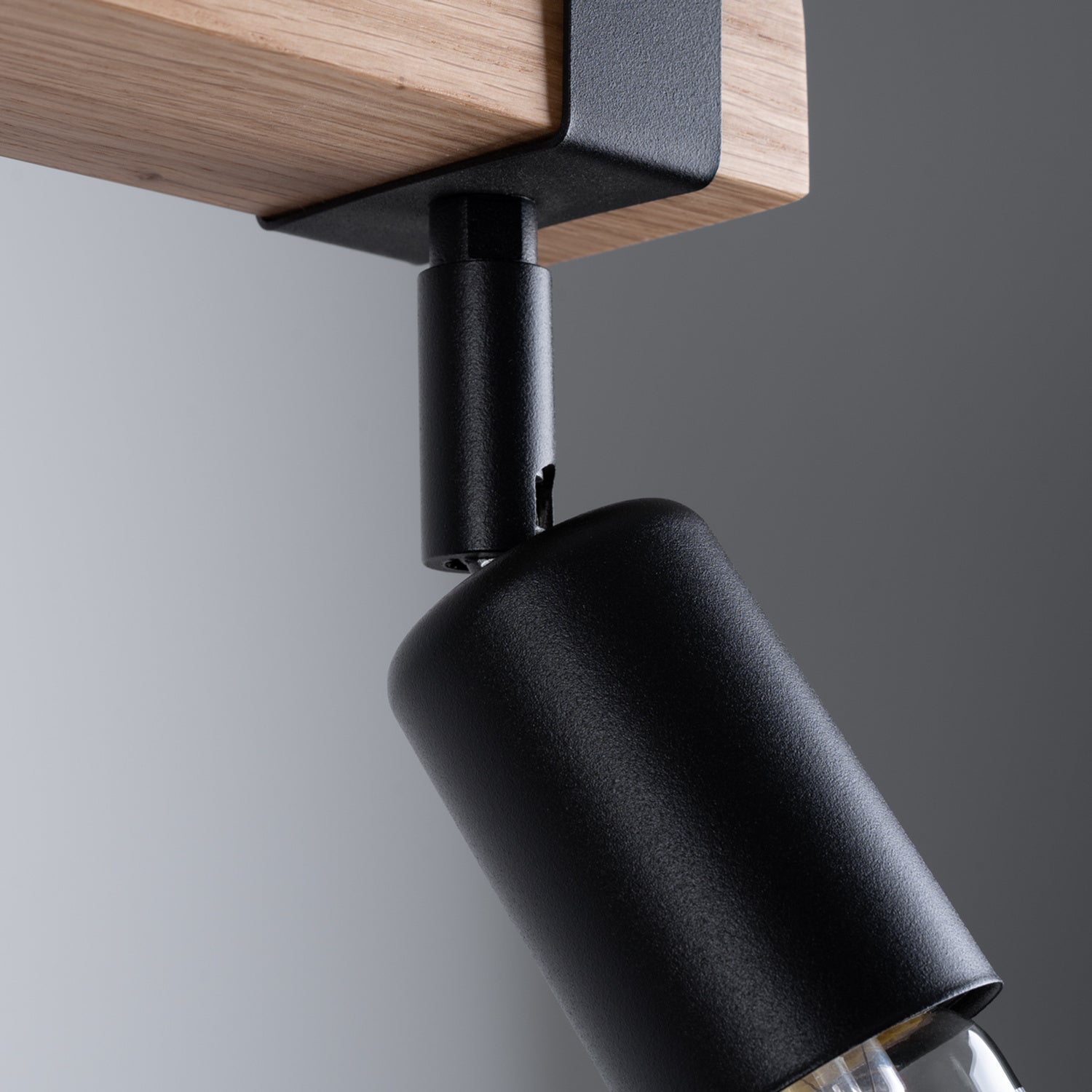 Plafonnier Zuca 2 bois et acier noir E27, détail d'une douille et de l'embase en bois