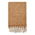 Plaid Carmel laine chevron tan caramel drapé sur fauteuil bois bouclé ivoire salon nordique