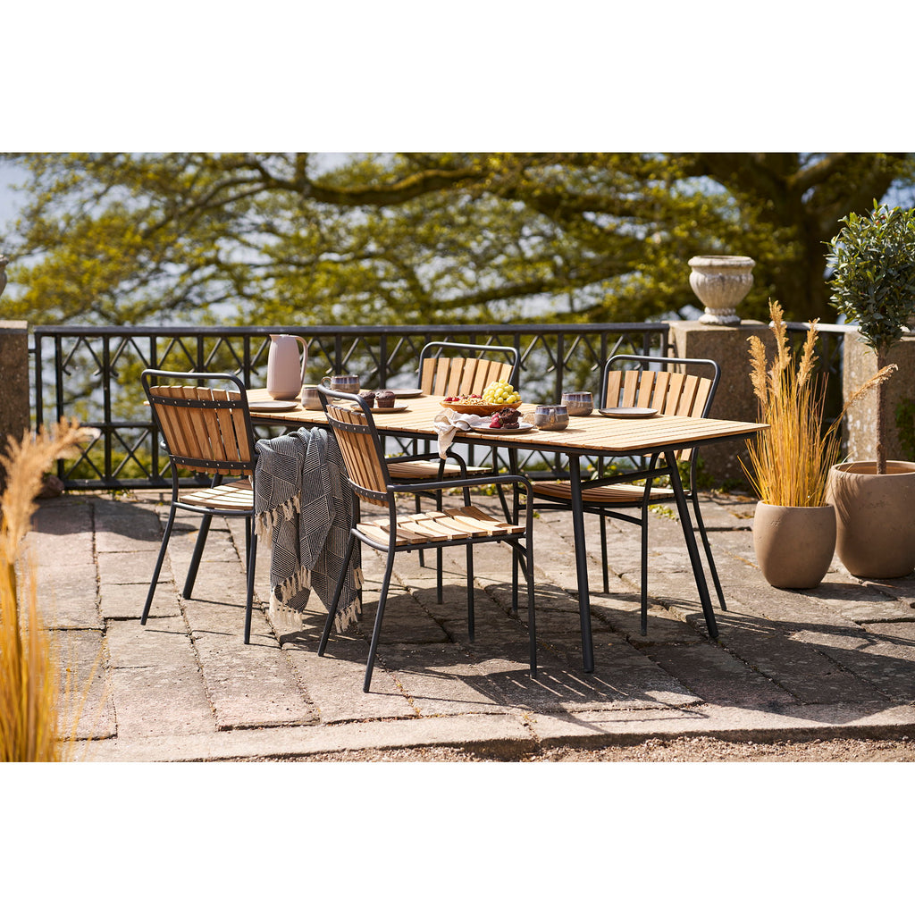 Plaid Izmir bleu marine chevrons drapé chaise jardin teck terrasse extérieur