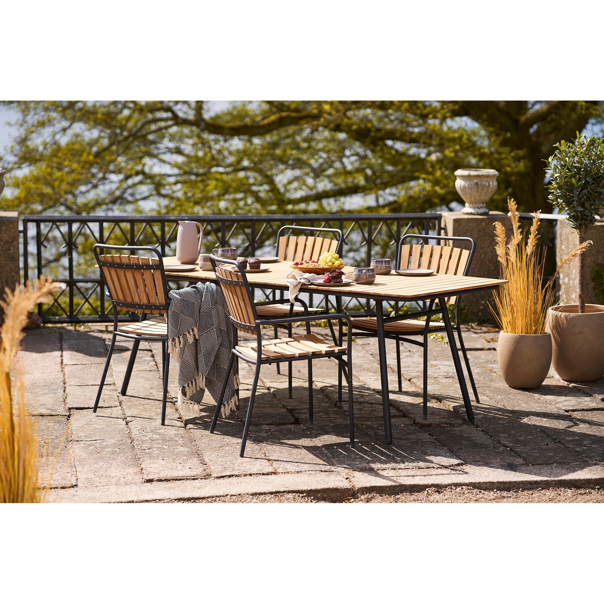 Plaid Izmir bleu marine chevrons drapé chaise jardin teck terrasse extérieur