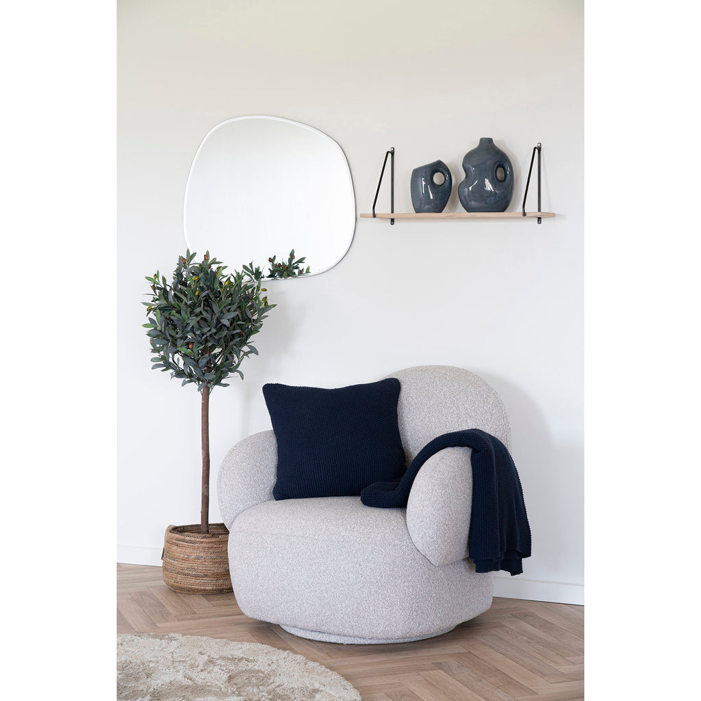 Plaid Santos bleu marine tricot drapé fauteuil bouclette blanc salon scandinave