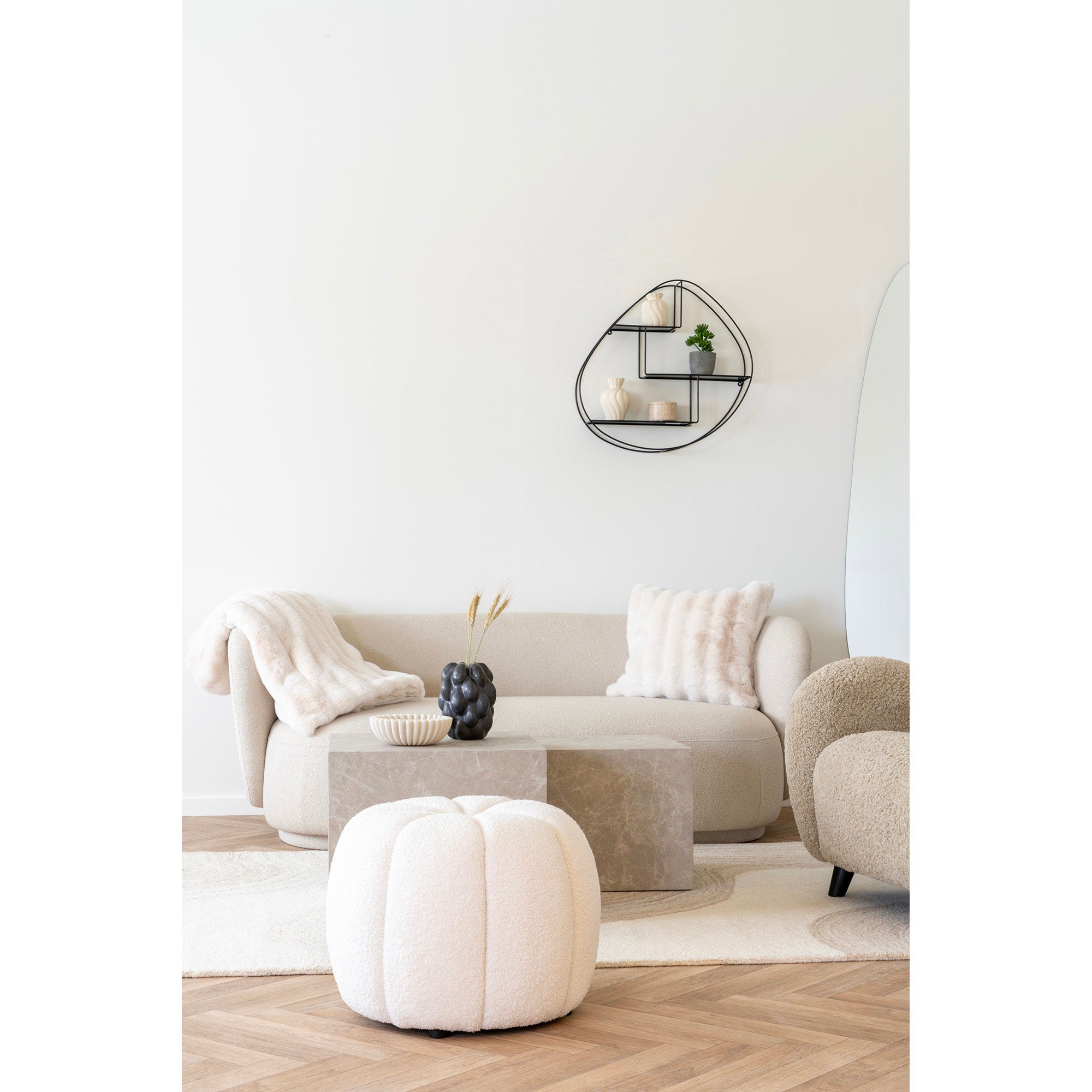 Plaid Galena blanc ivoire fausse fourrure drapé canapé beige salon épuré minimaliste