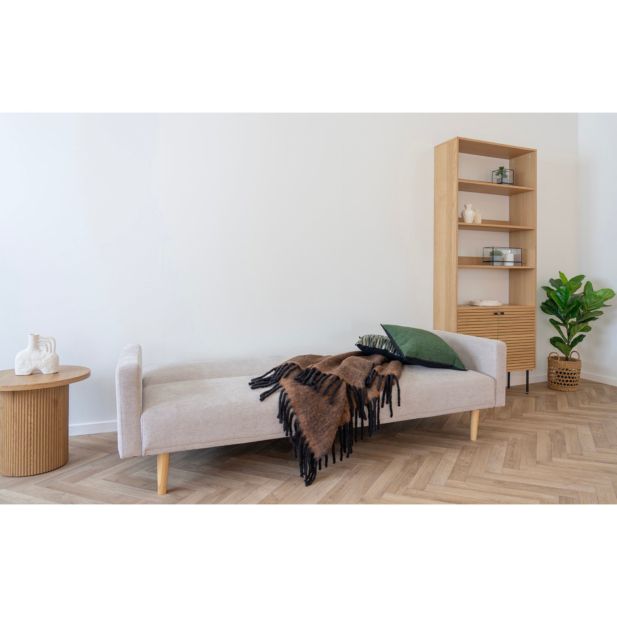 Plaid Carmel brun tabac chiné franges noires drapé méridienne beige salon bois clair