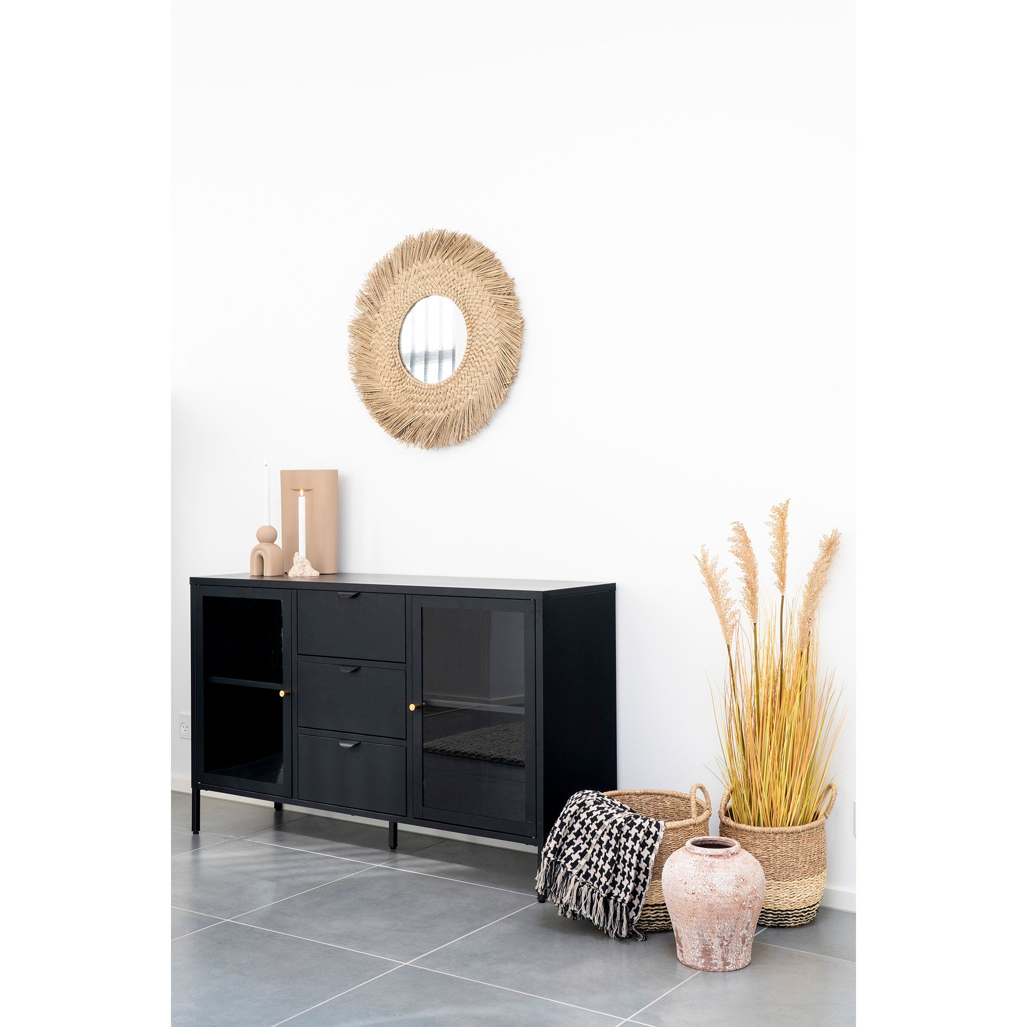 Plaid Side pied-de-poule replié buffet métal noir décor bohème naturel paniers osier