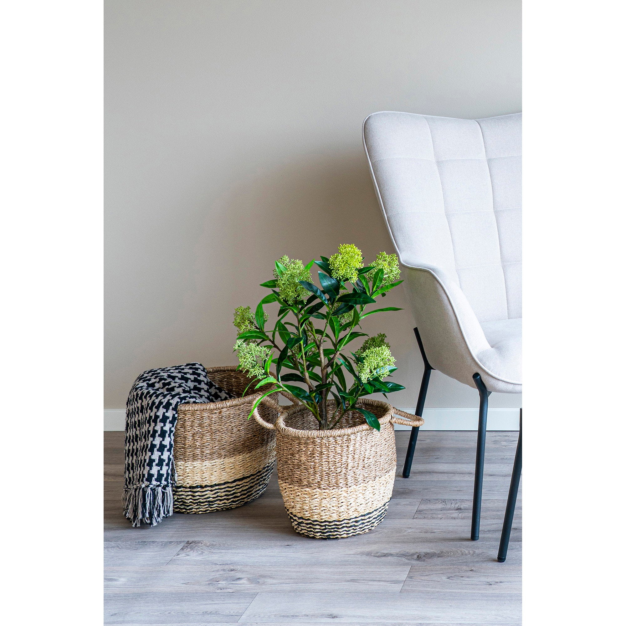 Plaid Side pied-de-poule replié panier osier décor naturel blanc fauteuil