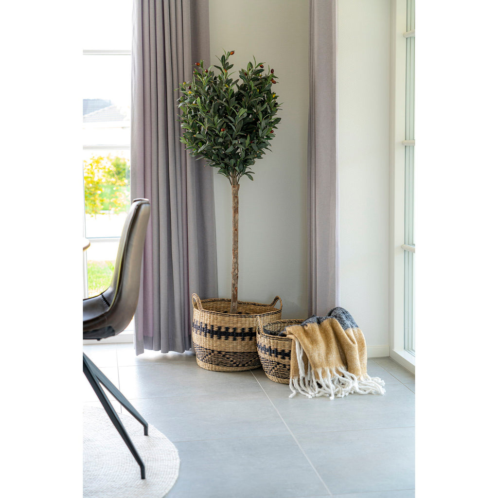 Plaid Sintra laine rayé camel blanc posé en corbeille décoration entrée lumineuse