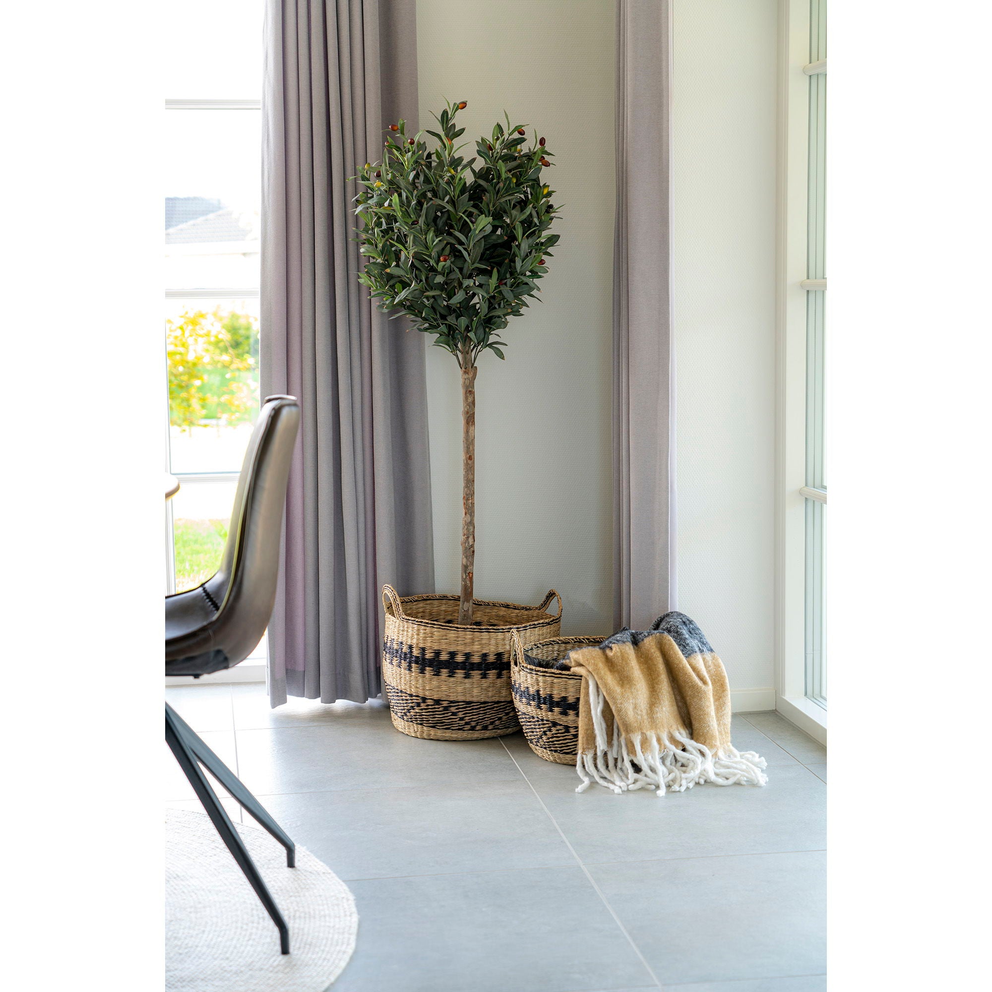 Plaid Sintra laine rayé camel blanc posé en corbeille décoration entrée lumineuse