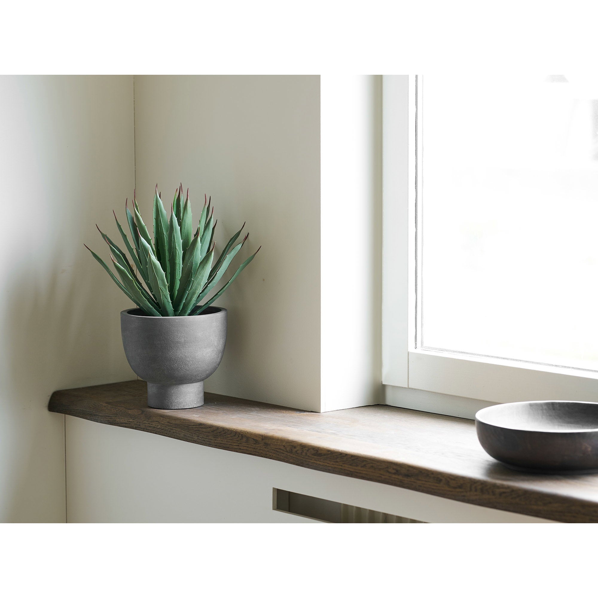 Plante artificielle Agave en pot effet pierre 41 cm en situation