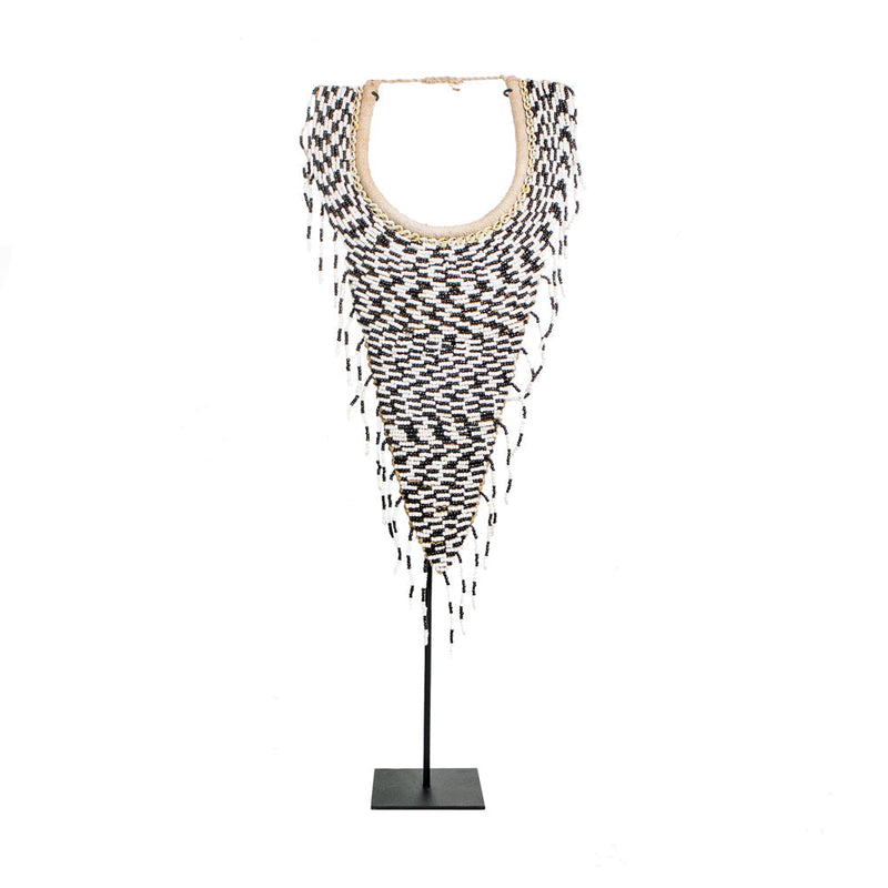 Dimensions Plastron décoratif perlé noir et blanc sur socle 71 cm