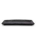 Plat à sushis en terre cuite noircie 25 x 12 cm vu de face avec son bord relevé