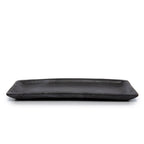 Plat à sushis en terre cuite noircie 25 x 12 cm vu de face avec son bord relevé