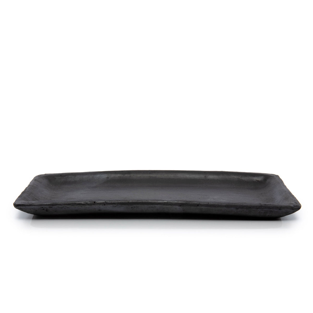 Plat à sushis en terre cuite noircie 25 x 12 cm vu de face avec son bord relevé