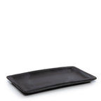 Plat à sushis en terre cuite noircie 25 x 12 cm vu de trois quarts avec ses angles arrondis