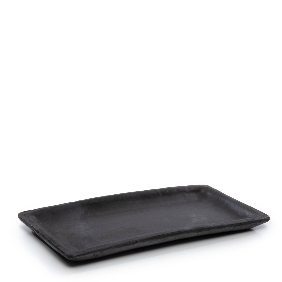 Plat à sushis en terre cuite noircie 25 x 12 cm vu de trois quarts avec ses angles arrondis