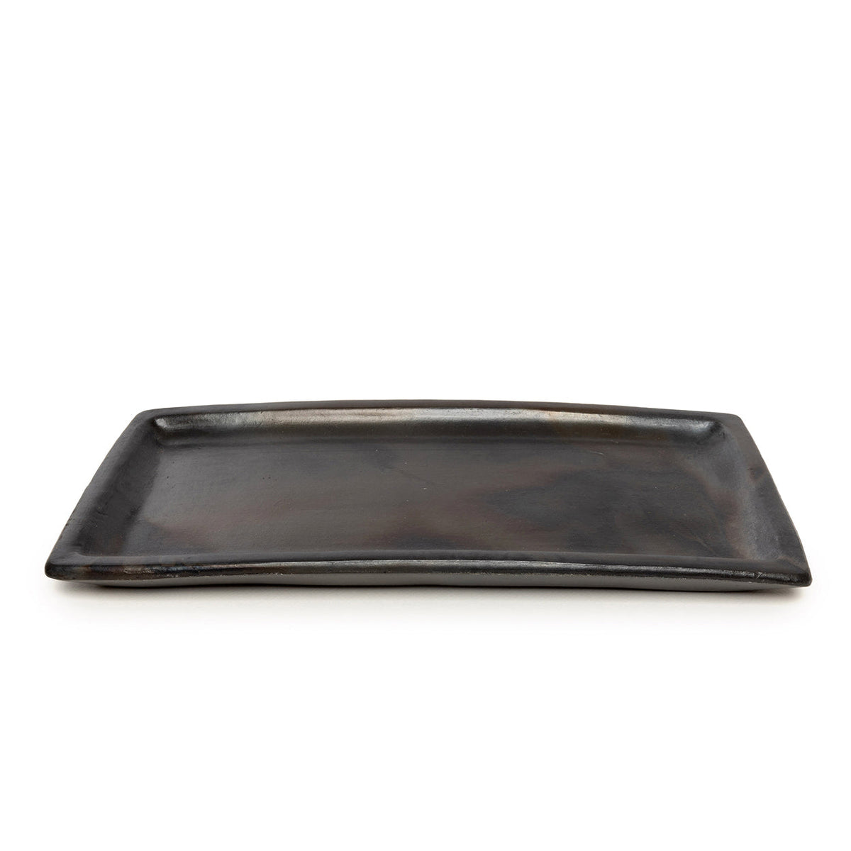 Plat à sushis en terre cuite noircie 36 x 17 cm vu de face aux reflets bruns et bronze
