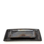 Plat à sushis 25 x 12 cm posé dans le plat 36 x 17 cm en terre cuite noircie